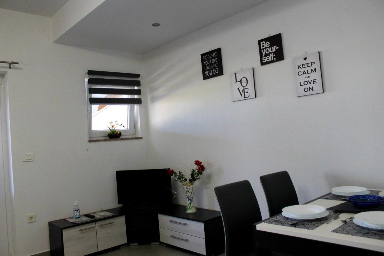 Apartmani Mladenka Malinska Esterno foto