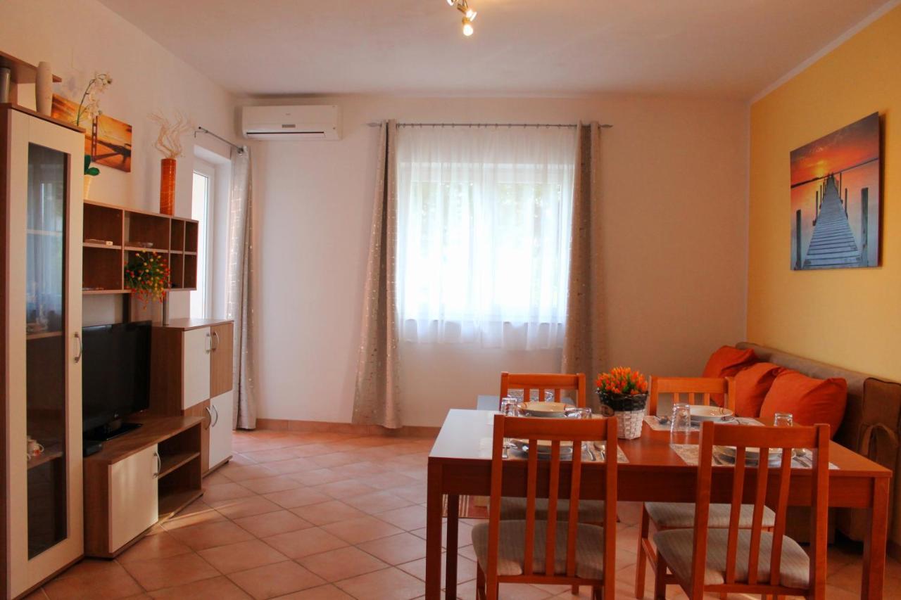 Apartmani Mladenka Malinska Esterno foto