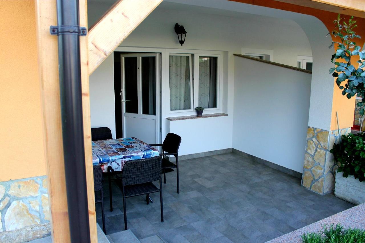 Apartmani Mladenka Malinska Esterno foto