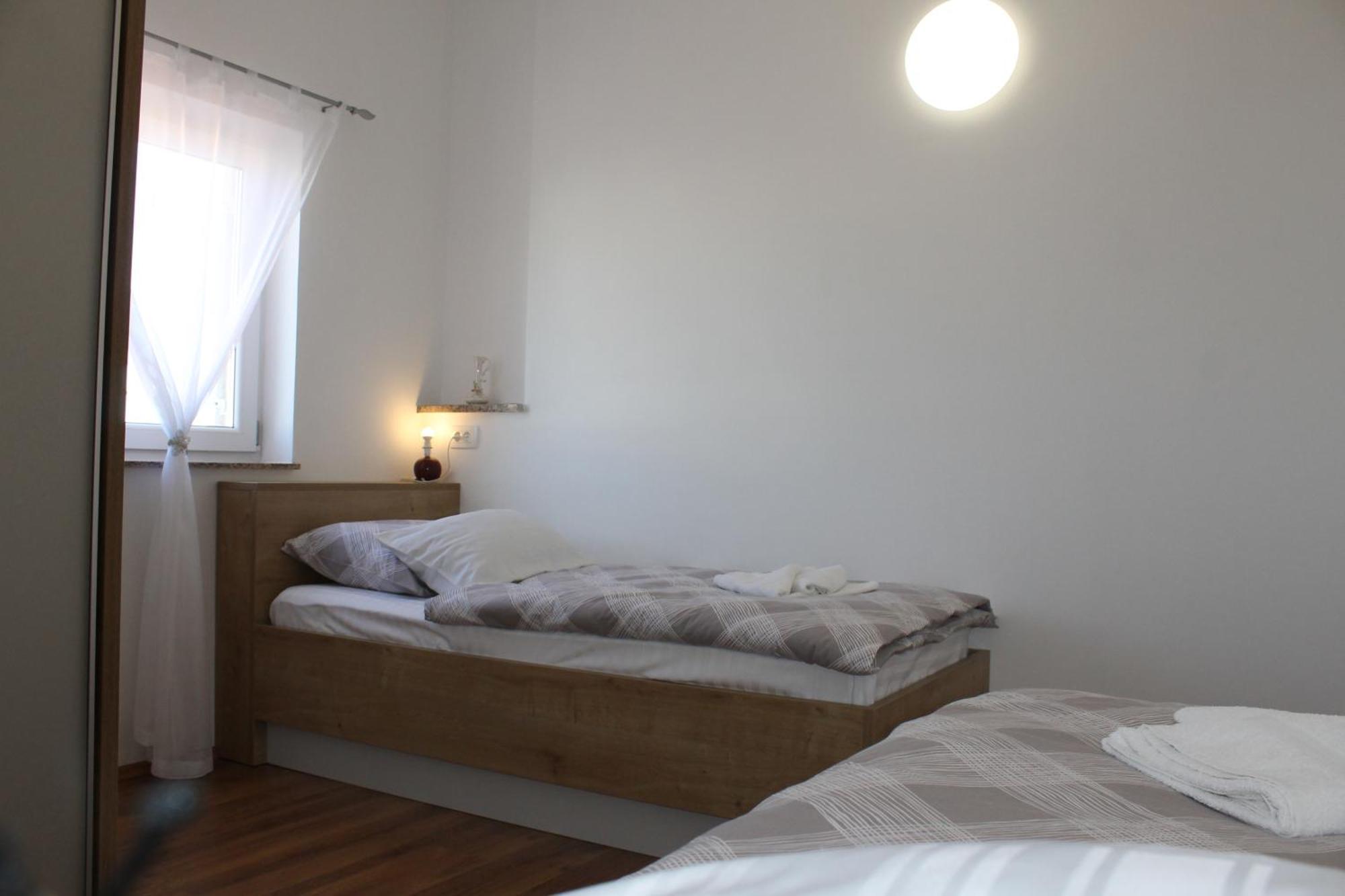 Apartmani Mladenka Malinska Esterno foto